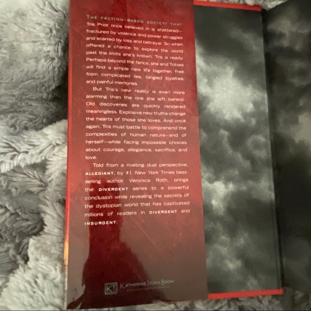 Allegiant by Veronica Roth Hardcover - Picture 3 of 3